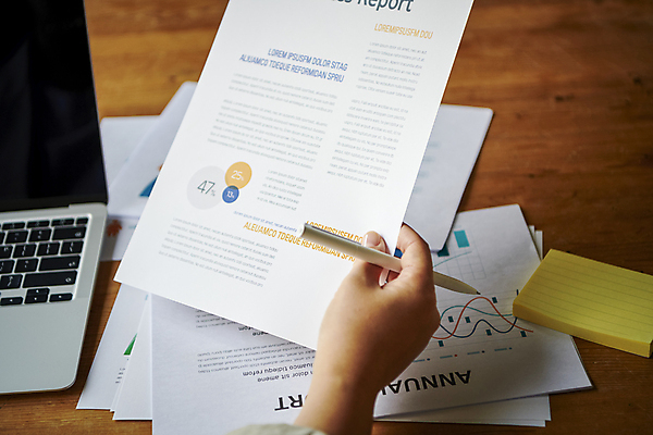 포토 JPG 손 비즈니스 직장 실내 들기 근접촬영 신체부위 비즈니스라이프 노트북 사무실 볼펜 자료 업무 비즈니스우먼 보고서 포스트잇 문서 서류검토 국내포토 라이프스타일 여자 뷰포인트 회사 모션 사람 내부 전자제품 펜 메모지 작업 직장인 확인 파일형식