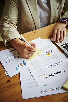 포토 JPG 여자 40대 중년 비즈니스 직장 실내 한명 근접촬영 상반신 앞모습 비즈니스라이프 사무실 볼펜 자료 한국인 기록 업무 비즈니스우먼 보고서 포스트잇 문서 서류검토 중년여자한명만 국내포토 1 라이프스타일 뷰포인트 회사 사람 동양인 성인 내부 펜 메모지 작업 직장인 확인 여자한명만 중년여자만 파일형식