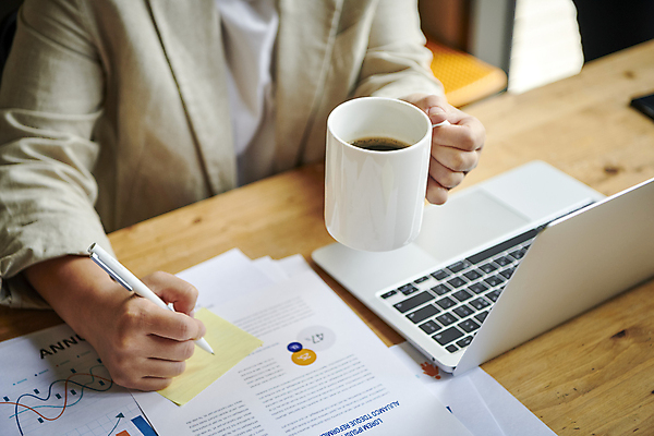 포토 JPG 여자 커피 40대 중년 비즈니스 직장 실내 한명 들기 근접촬영 상반신 앞모습 아웃포커스 비즈니스라이프 노트북 사무실 볼펜 자료 한국인 머그컵 기록 메모지 업무 비즈니스우먼 보고서 문서 서류검토 중년여자한명만 국내포토 1 라이프스타일 음료 뷰포인트 회사 모션 촬영기법 사람 동양인 성인 내부 컵 전자제품 펜 사무용품 작업 직장인 확인 여자한명만 중년여자만 파일형식