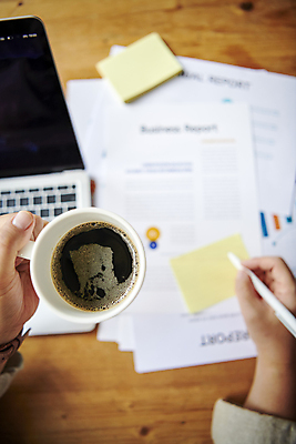 포토 JPG 손 커피 비즈니스 직장 실내 들기 아웃포커스 신체부위 비즈니스라이프 노트북 하이앵글 사무실 자료 기록 업무 비즈니스우먼 보고서 포스트잇 문서 서류검토 국내포토 라이프스타일 여자 음료 뷰포인트 회사 모션 촬영기법 사람 내부 전자제품 메모지 작업 직장인 확인 파일형식