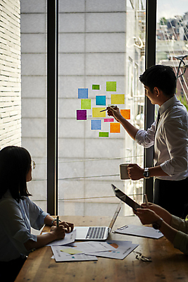 포토 JPG 손 응시 여자 남자 비즈니스 회의 협력 직장 실내 설명 서기 들기 근접촬영 상반신 20대 성인 두명 옆모습 신체부위 비즈니스라이프 노트북 사무실 한국인 머그컵 가리킴 업무 비즈니스맨 비즈니스우먼 창가 회의실 포스트잇 성인만 국내포토 라이프스타일 시선 뷰포인트 회사 창문 모션 사람 동양인 손짓 청년 내부 컵 전자제품 메모지 작업 직장인 파일형식