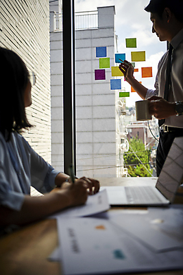 포토 JPG 응시 여자 남자 비즈니스 회의 협력 직장 실내 설명 서기 들기 근접촬영 상반신 20대 성인 두명 옆모습 비즈니스라이프 노트북 사무실 한국인 머그컵 가리킴 업무 비즈니스맨 비즈니스우먼 소프트포커스 창가 회의실 포스트잇 성인만 국내포토 라이프스타일 시선 뷰포인트 회사 창문 모션 촬영기법 사람 동양인 손짓 청년 내부 컵 전자제품 메모지 작업 직장인 파일형식