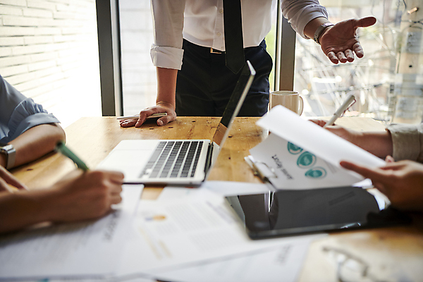 포토 JPG 손 남자 비즈니스 회의 협력 직장 실내 한명 서기 손짓 근접촬영 상반신 20대 성인 앞모습 신체부위 비즈니스라이프 노트북 태블릿 사무실 자료 한국인 잡기 업무 사원 비즈니스맨 비즈니스우먼 소프트포커스 창가 회의실 보고서 문서 성인남자한명만 팀장 국내포토 1 라이프스타일 여자 뷰포인트 회사 창문 모션 촬영기법 사람 동양인 청년 내부 전자제품 스마트기기 작업 직장인 남자한명만 성인남자만 파일형식