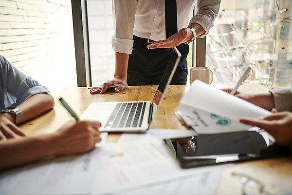 포토 JPG 손 남자 비즈니스 회의 협력 직장 실내 한명 서기 손짓 근접촬영 상반신 20대 성인 앞모습 신체부위 비즈니스라이프 노트북 태블릿 사무실 자료 한국인 잡기 업무 사원 비즈니스맨 비즈니스우먼 소프트포커스 창가 회의실 보고서 문서 성인남자한명만 팀장 국내포토 1 라이프스타일 여자 뷰포인트 회사 창문 모션 촬영기법 사람 동양인 청년 내부 전자제품 스마트기기 작업 직장인 남자한명만 성인남자만 파일형식