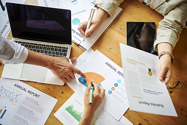 포토 JPG 손 비즈니스 회의 그래프 협력 직장 실내 들기 근접촬영 신체부위 비즈니스라이프 노트북 태블릿 사무실 볼펜 자료 가리킴 업무 사원 비즈니스맨 비즈니스우먼 회의실 보고서 문서 팀장 국내포토 라이프스타일 여자 남자 뷰포인트 회사 모션 사람 손짓 내부 전자제품 스마트기기 펜 작업 직장인 파일형식