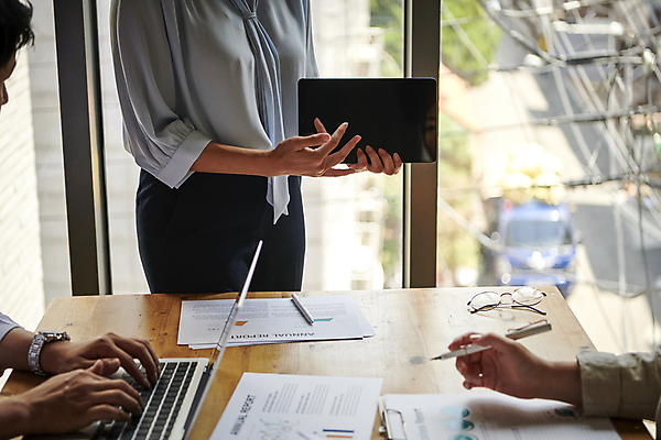 포토 JPG 손 여자 비즈니스 회의 협력 직장 실내 한명 서기 들기 근접촬영 상반신 20대 성인 옆모습 신체부위 비즈니스라이프 노트북 태블릿 사무실 자료 한국인 타이핑 업무 사원 비즈니스맨 비즈니스우먼 창가 회의실 보고서 문서 성인여자한명만 팀장 국내포토 1 라이프스타일 남자 뷰포인트 회사 창문 모션 사람 동양인 청년 내부 전자제품 스마트기기 작업 직장인 여자한명만 성인여자만 파일형식