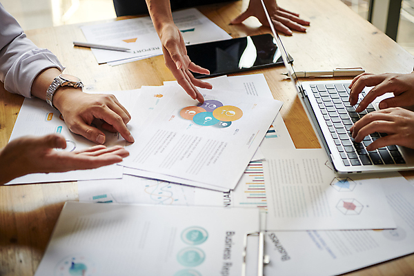 포토 JPG 손 비즈니스 회의 협력 직장 실내 손짓 근접촬영 신체부위 비즈니스라이프 노트북 태블릿 사무실 자료 타이핑 업무 사원 비즈니스맨 비즈니스우먼 회의실 보고서 문서 팀장 국내포토 라이프스타일 여자 남자 뷰포인트 회사 모션 사람 내부 전자제품 스마트기기 작업 직장인 파일형식