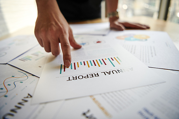 포토 JPG 손 비즈니스 협력 직장 실내 근접촬영 아웃포커스 신체부위 비즈니스라이프 사무실 가리킴 업무 비즈니스맨 선택 목표 지표 팀장 국내포토 라이프스타일 남자 뷰포인트 컨셉 회사 촬영기법 사람 손짓 내부 작업 직장인 파일형식