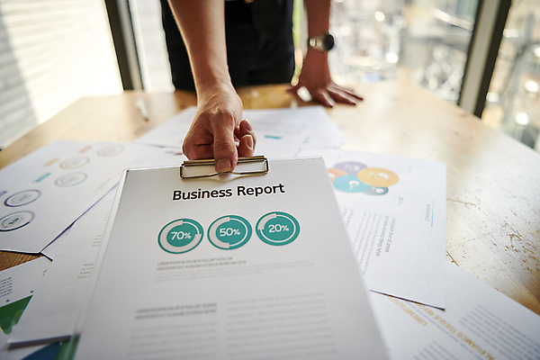 포토 JPG 손 비즈니스 회의 직장 실내 들기 근접촬영 아웃포커스 신체부위 비즈니스라이프 사무실 자료 업무 비즈니스맨 보고서 전달 문서 서류판 제시 팀장 국내포토 라이프스타일 남자 뷰포인트 회사 모션 촬영기법 사람 내부 사무용품 작업 직장인 파일형식