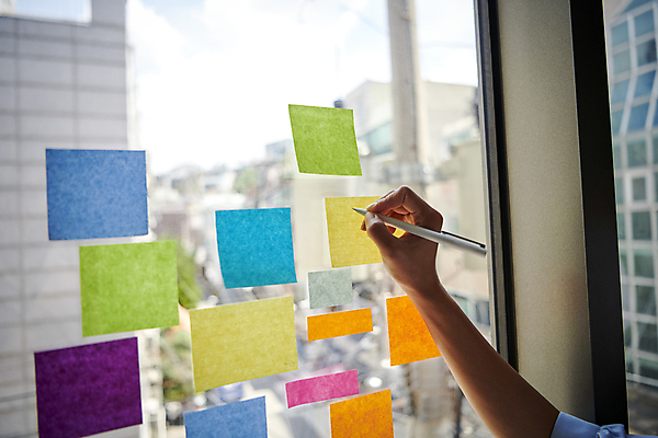 포토 JPG 손 비즈니스 직장 실내 근접촬영 신체부위 비즈니스라이프 사무실 볼펜 기록 잡기 업무 비즈니스우먼 창가 포스트잇 국내포토 라이프스타일 여자 뷰포인트 회사 창문 모션 사람 내부 펜 메모지 작업 직장인 파일형식