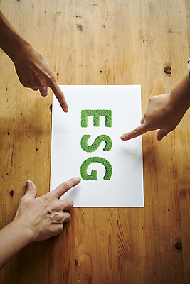 포토 JPG 손 영어 종이 비즈니스 직장 실내 신체부위 비즈니스라이프 하이앵글 가리킴 비즈니스맨 비즈니스우먼 친환경 경영 의사결정 책임감 ESG 국내포토 문자 라이프스타일 여자 남자 뷰포인트 컨셉 회사 사람 손짓 내부 환경 직장인 파일형식