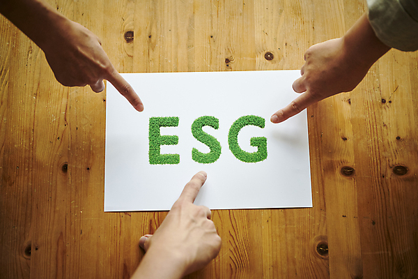 포토 JPG 손 영어 종이 비즈니스 직장 실내 신체부위 비즈니스라이프 하이앵글 가리킴 비즈니스맨 비즈니스우먼 친환경 경영 의사결정 책임감 ESG 국내포토 문자 라이프스타일 여자 남자 뷰포인트 컨셉 회사 사람 손짓 내부 환경 직장인 파일형식