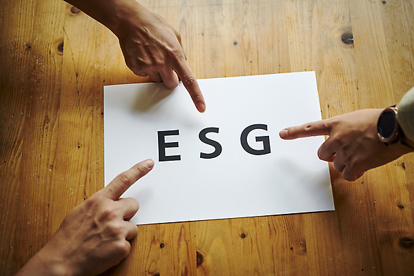 포토 JPG 손 영어 종이 비즈니스 직장 실내 신체부위 비즈니스라이프 하이앵글 가리킴 비즈니스맨 비즈니스우먼 친환경 경영 의사결정 책임감 ESG 국내포토 문자 라이프스타일 여자 남자 뷰포인트 컨셉 회사 사람 손짓 내부 환경 직장인 파일형식