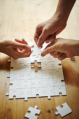 포토 JPG 손 비즈니스 협력 직장 함께함 실내 근접촬영 신체부위 비즈니스라이프 잡기 업무 비즈니스맨 비즈니스우먼 퍼즐 퍼즐조각 국내포토 라이프스타일 여자 남자 뷰포인트 조각 컨셉 회사 모션 사람 내부 작업 직장인 파일형식