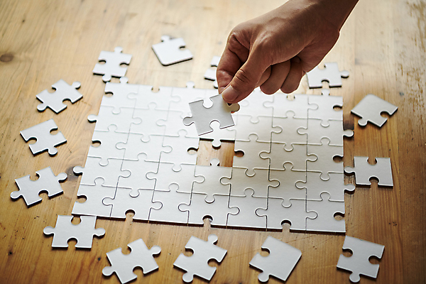 포토 JPG 손 비즈니스 직장 실내 근접촬영 신체부위 비즈니스라이프 잡기 업무 비즈니스맨 퍼즐 퍼즐조각 국내포토 라이프스타일 남자 뷰포인트 조각 회사 모션 사람 내부 작업 직장인 파일형식