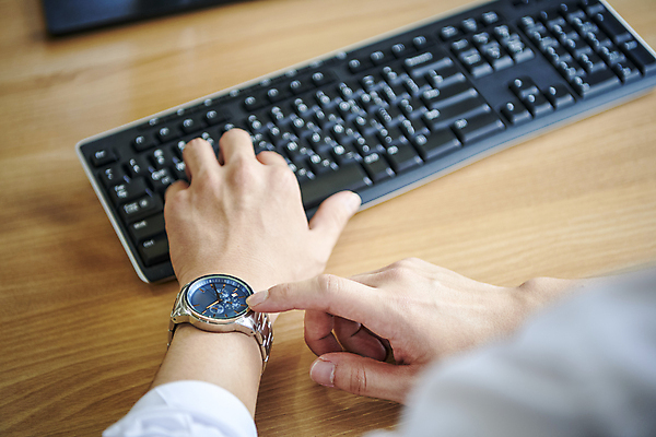 포토 JPG 손 비즈니스 직장 실내 근접촬영 신체부위 비즈니스라이프 사무실 가리킴 키보드 시간 업무 비즈니스맨 소프트포커스 손목시계 확인 시계보기 애널리스트 증권가 증권분석가 증권회사 투자분석가 국내포토 라이프스타일 남자 뷰포인트 시계 회사 장신구 촬영기법 사람 손짓 내부 작업 직장인 증권 분석가 파일형식