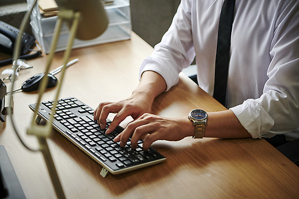 포토 JPG 남자 비즈니스 직장 실내 한명 근접촬영 상반신 20대 성인 옆모습 비즈니스라이프 사무실 한국인 타이핑 키보드 업무 비즈니스맨 애널리스트 증권가 증권분석가 증권회사 투자분석가 성인남자한명만 국내포토 1 라이프스타일 뷰포인트 회사 사람 동양인 청년 내부 작업 직장인 증권 분석가 남자한명만 성인남자만 파일형식