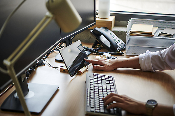 포토 JPG 손 비즈니스 직장 실내 근접촬영 신체부위 비즈니스라이프 태블릿 사무실 모니터 터치 스탠드 키보드 업무 비즈니스맨 유선전화기 창가 애널리스트 증권가 증권분석가 증권회사 투자분석가 국내포토 라이프스타일 남자 뷰포인트 회사 창문 조명 사람 내부 전자제품 스마트기기 컴퓨터 작업 직장인 증권 전화기 분석가 파일형식