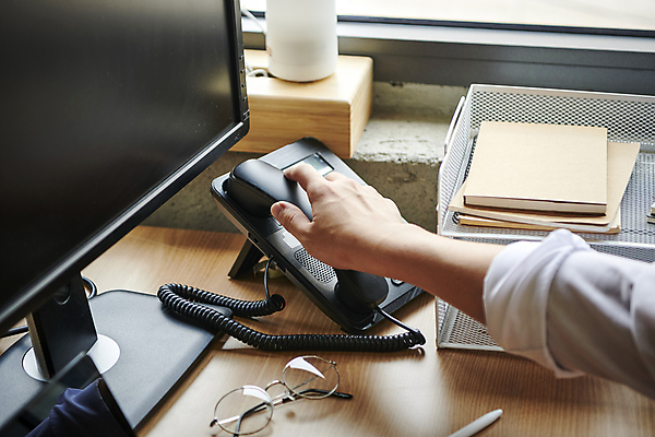 포토 JPG 손 안경 비즈니스 직장 실내 근접촬영 신체부위 비즈니스라이프 사무실 모니터 잡기 업무 비즈니스맨 유선전화기 창가 손뻗기 애널리스트 증권가 증권분석가 증권회사 투자분석가 국내포토 라이프스타일 잡화 남자 뷰포인트 회사 창문 모션 사람 내부 컴퓨터 작업 직장인 증권 전화기 분석가 파일형식