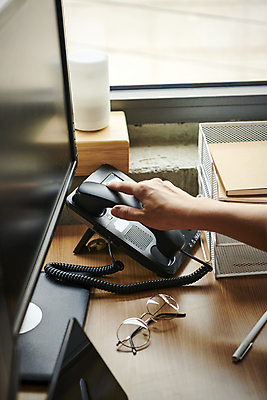 포토 JPG 손 안경 비즈니스 직장 실내 근접촬영 신체부위 비즈니스라이프 사무실 모니터 잡기 업무 비즈니스맨 유선전화기 창가 애널리스트 증권가 증권분석가 증권회사 투자분석가 국내포토 라이프스타일 잡화 남자 뷰포인트 회사 창문 모션 사람 내부 컴퓨터 작업 직장인 증권 전화기 분석가 파일형식