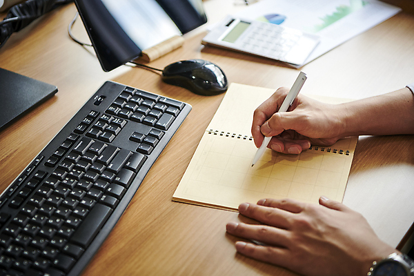 포토 JPG 손 비즈니스 직장 실내 근접촬영 신체부위 비즈니스라이프 사무실 볼펜 공책 계산기 키보드 기록 잡기 마우스 업무 비즈니스맨 애널리스트 증권가 증권분석가 증권회사 투자분석가 국내포토 라이프스타일 남자 뷰포인트 회사 모션 문구용품 사람 내부 펜 컴퓨터용품 장비 작업 직장인 증권 분석가 파일형식