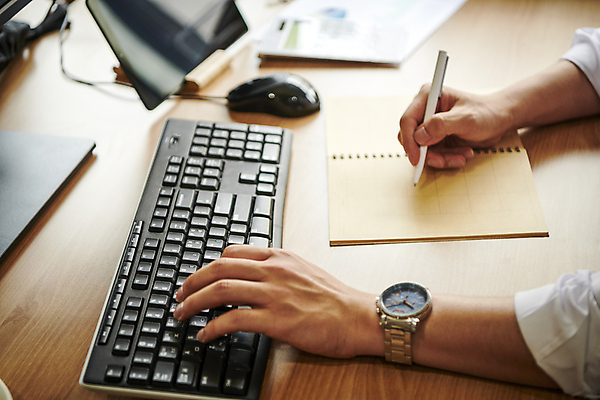 포토 JPG 손 비즈니스 직장 실내 근접촬영 신체부위 비즈니스라이프 사무실 볼펜 공책 타이핑 키보드 잡기 업무 비즈니스맨 애널리스트 증권가 증권분석가 증권회사 투자분석가 국내포토 라이프스타일 남자 뷰포인트 회사 모션 문구용품 사람 내부 펜 작업 직장인 증권 분석가 파일형식