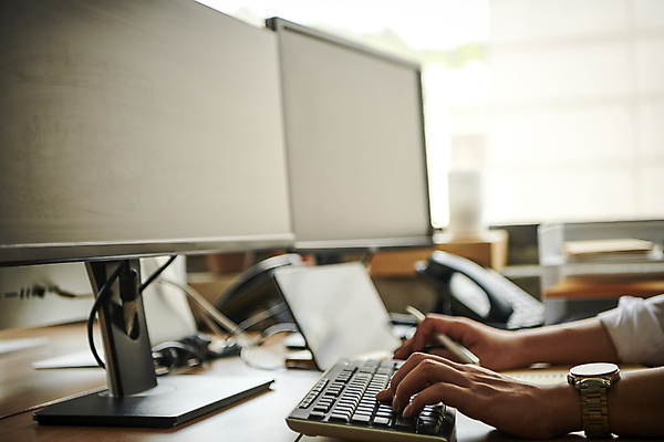 포토 JPG 손 비즈니스 직장 실내 근접촬영 아웃포커스 신체부위 비즈니스라이프 사무실 모니터 타이핑 키보드 업무 비즈니스맨 창가 애널리스트 증권가 증권분석가 증권회사 투자분석가 국내포토 라이프스타일 남자 뷰포인트 회사 창문 촬영기법 사람 내부 컴퓨터 작업 직장인 증권 분석가 파일형식