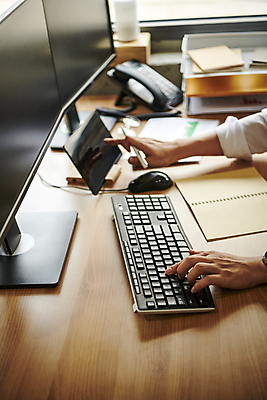 포토 JPG 손 비즈니스 직장 실내 근접촬영 신체부위 비즈니스라이프 태블릿 사무실 모니터 공책 터치 키보드 업무 비즈니스맨 유선전화기 애널리스트 증권가 증권분석가 증권회사 투자분석가 국내포토 라이프스타일 남자 뷰포인트 회사 문구용품 사람 내부 전자제품 스마트기기 컴퓨터 작업 직장인 증권 전화기 분석가 파일형식