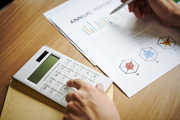 포토 JPG 손 비즈니스 직장 실내 근접촬영 신체부위 비즈니스라이프 사무실 자료 계산기 업무 비즈니스맨 계산 누름 보고서 문서 애널리스트 증권가 증권분석가 증권회사 투자분석가 국내포토 라이프스타일 남자 뷰포인트 회사 모션 문구용품 사람 내부 장비 작업 직장인 증권 분석가 파일형식