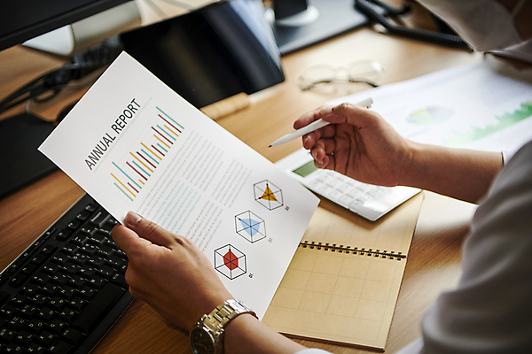 포토 JPG 남자 비즈니스 직장 실내 한명 들기 근접촬영 상반신 20대 성인 옆모습 아웃포커스 비즈니스라이프 사무실 볼펜 공책 자료 한국인 키보드 업무 비즈니스맨 보고서 문서 애널리스트 증권가 증권분석가 증권회사 투자분석가 성인남자한명만 국내포토 1 라이프스타일 뷰포인트 회사 모션 문구용품 촬영기법 사람 동양인 청년 내부 펜 작업 직장인 증권 분석가 남자한명만 성인남자만 파일형식