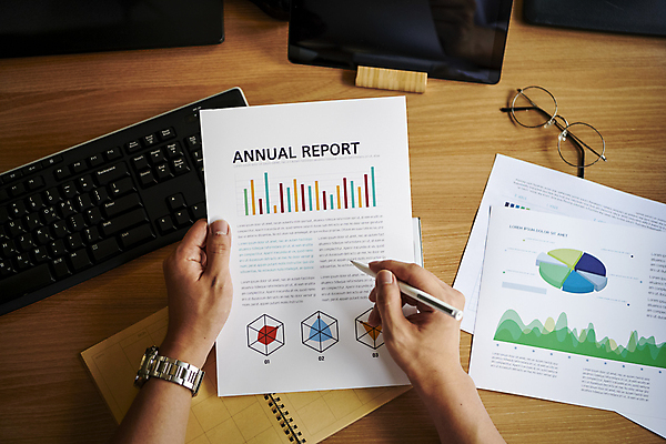포토 JPG 손 안경 비즈니스 직장 실내 들기 근접촬영 신체부위 비즈니스라이프 사무실 볼펜 자료 키보드 잡기 업무 비즈니스맨 보고서 문서 애널리스트 증권가 증권분석가 증권회사 투자분석가 국내포토 라이프스타일 잡화 남자 뷰포인트 회사 모션 사람 내부 펜 작업 직장인 증권 분석가 파일형식
