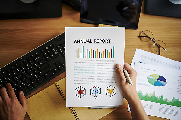 포토 JPG 손 안경 비즈니스 직장 실내 들기 근접촬영 신체부위 비즈니스라이프 사무실 공책 자료 타이핑 키보드 잡기 업무 비즈니스맨 보고서 문서 애널리스트 증권가 증권분석가 증권회사 투자분석가 국내포토 라이프스타일 잡화 남자 뷰포인트 회사 모션 문구용품 사람 내부 작업 직장인 증권 분석가 파일형식
