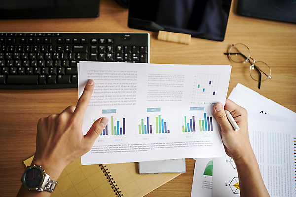 포토 JPG 손 안경 비즈니스 직장 실내 들기 근접촬영 신체부위 비즈니스라이프 사무실 자료 가리킴 키보드 잡기 업무 비즈니스맨 보고서 문서 애널리스트 증권가 증권분석가 증권회사 투자분석가 국내포토 라이프스타일 잡화 남자 뷰포인트 회사 모션 사람 손짓 내부 작업 직장인 증권 분석가 파일형식