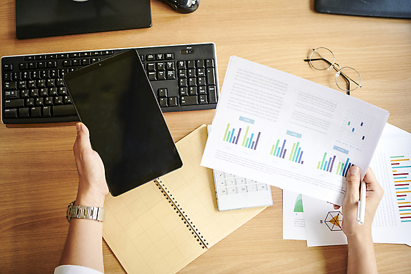 포토 JPG 손 안경 비즈니스 직장 실내 들기 근접촬영 신체부위 비즈니스라이프 태블릿 사무실 공책 자료 키보드 잡기 업무 비즈니스맨 보고서 문서 애널리스트 증권가 증권분석가 증권회사 투자분석가 국내포토 라이프스타일 잡화 남자 뷰포인트 회사 모션 문구용품 사람 내부 전자제품 스마트기기 작업 직장인 증권 분석가 파일형식