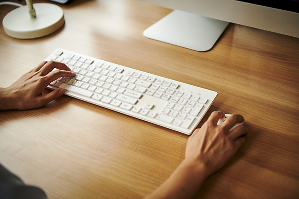 포토 직업 라이프스타일 여자 뷰포인트 회사 비즈니스 모션 사람 내부 신체부위 컴퓨터용품 작업 직장인 파일형식 키보드 잡기 마우스 손 업무 사무실 실내 디자이너 근접촬영 JPG 비즈니스우먼 비즈니스라이프 직장 국내포토