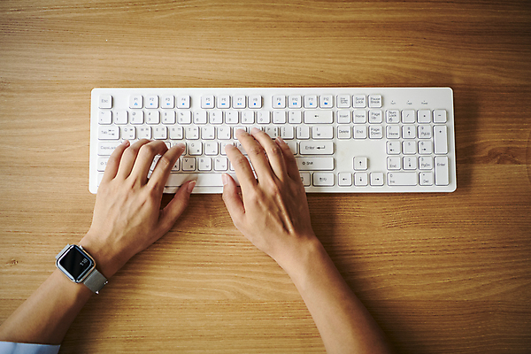 포토 직업 라이프스타일 여자 뷰포인트 회사 비즈니스 사람 내부 신체부위 스마트기기 작업 직장인 웨어러블 파일형식 타이핑 키보드 스마트워치 비즈니스우먼 손 업무 사무실 실내 디자이너 하이앵글 JPG 비즈니스라이프 직장 국내포토