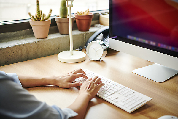 포토 JPG 손 화분 비즈니스 직장 실내 근접촬영 신체부위 비즈니스라이프 사무실 모니터 타이핑 키보드 업무 비즈니스우먼 디자이너 창가 탁상시계 국내포토 직업 라이프스타일 여자 뷰포인트 시계 회사 창문 사람 내부 컴퓨터 작업 직장인 파일형식