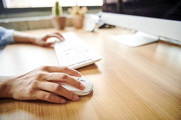 포토 직업 라이프스타일 여자 뷰포인트 회사 비즈니스 모션 촬영기법 사람 내부 신체부위 컴퓨터 컴퓨터용품 작업 직장인 파일형식 잡기 모니터 키보드 마우스 아웃포커스 손 업무 사무실 실내 디자이너 근접촬영 JPG 비즈니스우먼 비즈니스라이프 직장 국내포토