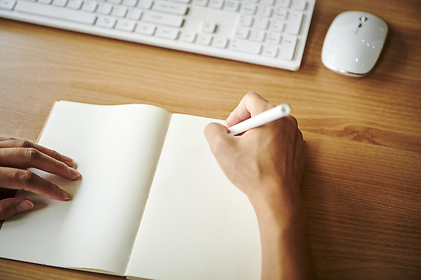 포토 직업 라이프스타일 여자 뷰포인트 회사 비즈니스 문구용품 사람 내부 신체부위 펜 컴퓨터용품 작업 직장인 파일형식 키보드 마우스 공책 볼펜 기록 손 업무 사무실 실내 디자이너 근접촬영 JPG 비즈니스우먼 비즈니스라이프 직장 국내포토