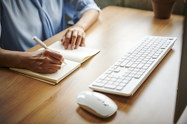 포토 직업 1 라이프스타일 여자 뷰포인트 회사 비즈니스 모션 문구용품 사람 동양인 청년 내부 펜 컴퓨터용품 작업 직장인 여자한명만 성인여자만 파일형식 잡기 기록 볼펜 공책 키보드 마우스 옆모습 한명 20대 한국인 업무 사무실 실내 디자이너 근접촬영 JPG 비즈니스우먼 비즈니스라이프 상반신 성인여자한명만 성인 직장 국내포토