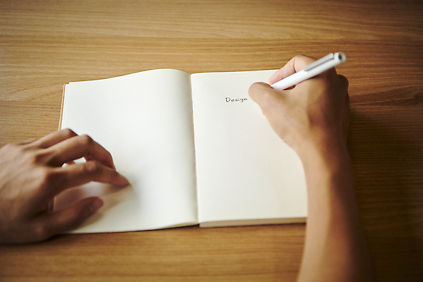 포토 직업 라이프스타일 여자 회사 비즈니스 모션 문구용품 사람 내부 신체부위 펜 작업 직장인 파일형식 잡기 기록 볼펜 공책 손 업무 사무실 실내 디자이너 JPG 비즈니스우먼 비즈니스라이프 직장 국내포토