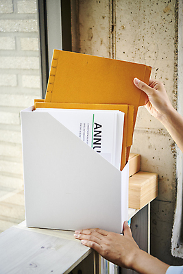 포토 JPG 손 비즈니스 직장 실내 들기 근접촬영 신체부위 비즈니스라이프 사무실 업무 비즈니스우먼 디자이너 파일 꺼내기 파일꽂이 파일박스 파일보관함 국내포토 직업 라이프스타일 여자 뷰포인트 회사 모션 문구용품 사람 내부 상자 작업 직장인 보관함 파일형식