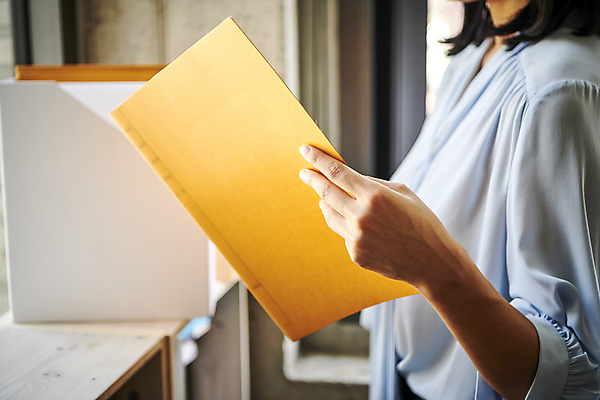 포토 JPG 여자 비즈니스 직장 실내 한명 들기 근접촬영 상반신 20대 성인 옆모습 비즈니스라이프 사무실 한국인 업무 비즈니스우먼 디자이너 확인 파일 성인여자한명만 국내포토 직업 1 라이프스타일 뷰포인트 회사 모션 사람 동양인 청년 내부 작업 직장인 여자한명만 성인여자만 파일형식