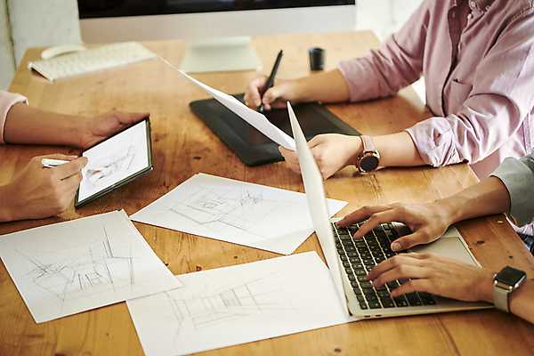 포토 직업 1 라이프스타일 여자 남자 뷰포인트 중년 회사 비즈니스 모션 사람 동양인 성인 내부 신체부위 전자제품 스마트기기 작업 직장인 여자한명만 중년여자만 파일형식 타이핑 노트북 들기 태블릿 종이 상반신 옆모습 한명 중년여자한명만 40대 한국인 손 업무 사무실 협력 회의 실내 디자이너 디자인 근접촬영 JPG 비즈니스우먼 비즈니스맨 비즈니스라이프 직장 회의실 도안 국내포토