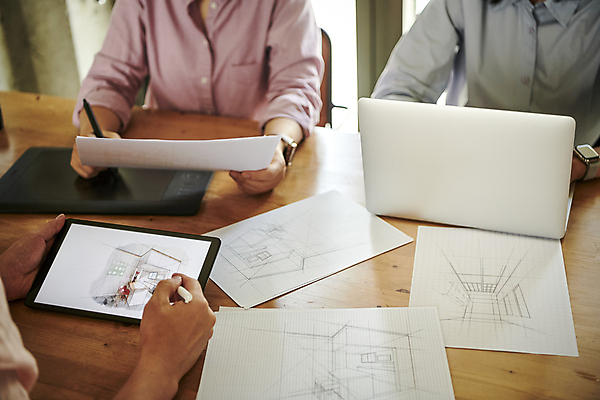 포토 직업 라이프스타일 여자 남자 뷰포인트 중년 회사 비즈니스 모션 사람 동양인 청년 성인 내부 신체부위 전자제품 스마트기기 작업 직장인 파일형식 들기 노트북 종이 태블릿 앞모습 상반신 두명 여자만 20대 40대 한국인 손 업무 사무실 협력 회의 실내 디자이너 디자인 근접촬영 JPG 비즈니스우먼 비즈니스맨 비즈니스라이프 직장 회의실 도안 국내포토