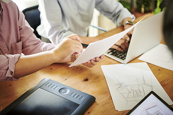 포토 JPG 디자인 여자 종이 40대 중년 비즈니스 도안 회의 협력 직장 실내 들기 근접촬영 상반신 20대 성인 두명 옆모습 비즈니스라이프 노트북 태블릿 사무실 한국인 업무 비즈니스우먼 디자이너 회의실 여자만 국내포토 직업 라이프스타일 뷰포인트 회사 모션 사람 동양인 청년 내부 전자제품 스마트기기 작업 직장인 파일형식