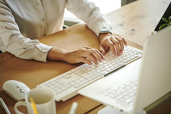 포토 JPG 여자 비즈니스 직장 실내 한명 근접촬영 상반신 20대 성인 옆모습 비즈니스라이프 노트북 사무실 한국인 머그컵 타이핑 키보드 마우스 업무 비즈니스우먼 성인여자한명만 국내포토 1 라이프스타일 뷰포인트 회사 사람 동양인 청년 내부 컵 전자제품 컴퓨터용품 작업 직장인 여자한명만 성인여자만 파일형식