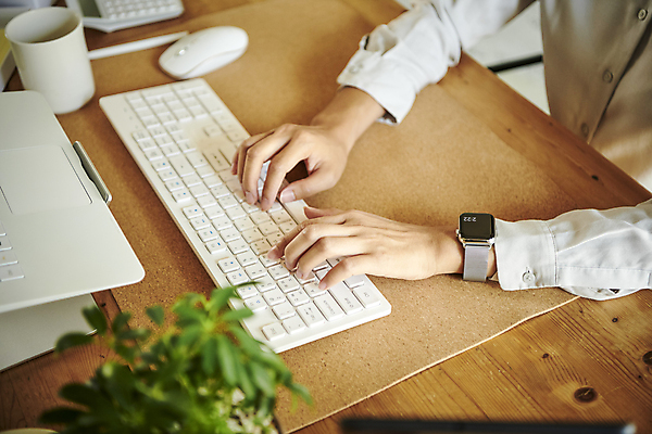 포토 JPG 여자 비즈니스 직장 실내 한명 근접촬영 상반신 20대 성인 옆모습 비즈니스라이프 노트북 사무실 한국인 머그컵 타이핑 키보드 마우스 업무 비즈니스우먼 스마트워치 성인여자한명만 국내포토 1 라이프스타일 뷰포인트 회사 사람 동양인 청년 내부 컵 전자제품 스마트기기 컴퓨터용품 작업 직장인 웨어러블 여자한명만 성인여자만 파일형식