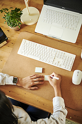 포토 1 라이프스타일 여자 뷰포인트 회사 비즈니스 사람 동양인 청년 내부 전자제품 스마트기기 펜 컴퓨터용품 메모지 작업 직장인 웨어러블 여자한명만 성인여자만 파일형식 옆모습 화분 노트북 키보드 마우스 스마트워치 볼펜 기록 포스트잇 한명 20대 한국인 업무 사무실 실내 하이앵글 JPG 비즈니스우먼 비즈니스라이프 상반신 성인여자한명만 성인 직장 국내포토