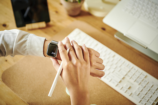 포토 JPG 손 비즈니스 직장 실내 아웃포커스 신체부위 비즈니스라이프 노트북 하이앵글 태블릿 사무실 볼펜 키보드 잡기 시간 업무 비즈니스우먼 확인 시계보기 스마트워치 국내포토 라이프스타일 여자 뷰포인트 회사 모션 촬영기법 사람 내부 전자제품 스마트기기 펜 작업 직장인 웨어러블 파일형식